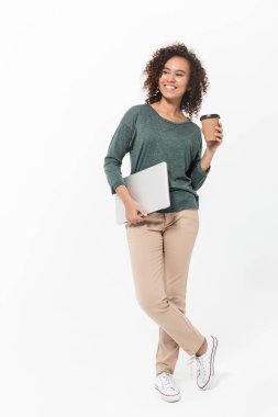 Çekici bir genç Afrikalı kadının tam uzunlukta portre