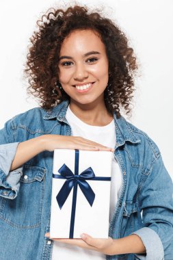 Güzel heyecanlı duygusal genç mutlu Afrikalı kadın mevcut hediye kutusu tutarak beyaz duvar arka plan üzerinde izole poz.