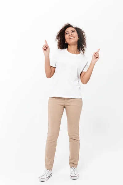 Volle Länge einer glücklichen jungen Afrikanerin — Stockfoto