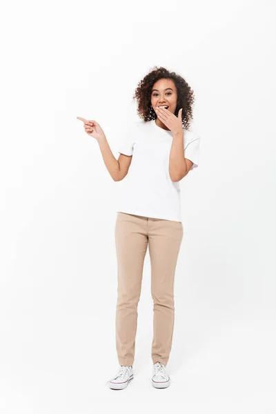 Comprimento total de uma jovem mulher africana feliz — Fotografia de Stock