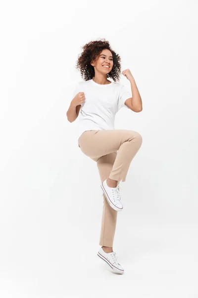 Comprimento total de uma jovem mulher africana feliz — Fotografia de Stock