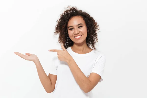 Retrato de una chica africana casual bastante alegre — Foto de Stock