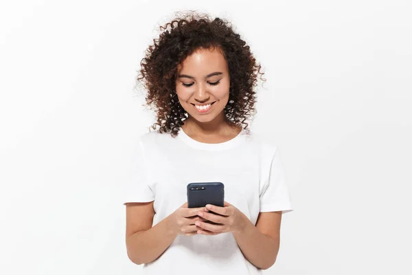 Retrato de uma menina africana casual bastante alegre — Fotografia de Stock