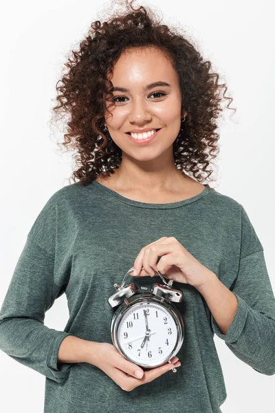 Retrato de una chica africana casual bastante alegre — Foto de Stock