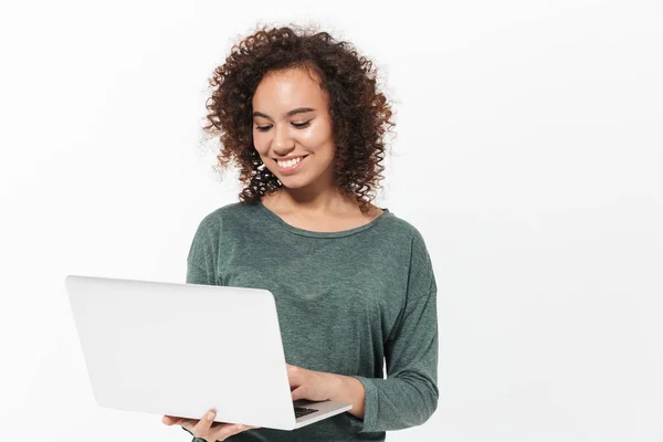 Retrato de una chica africana casual bastante alegre — Foto de Stock