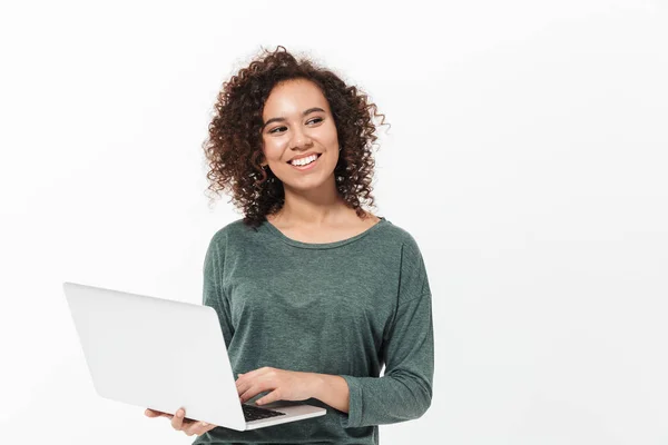 Retrato de una chica africana casual bastante alegre — Foto de Stock