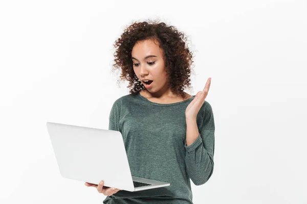 Retrato de una chica africana casual bastante alegre —  Fotos de Stock