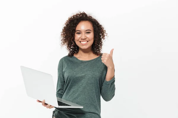 Porträt eines ziemlich fröhlichen, lässigen afrikanischen Mädchens — Stockfoto