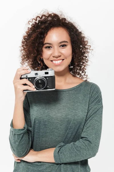 Portret van een mooie vrolijke casual Afrikaanse meisje — Stockfoto