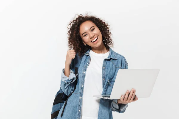 Retrato de uma menina africana casual bastante alegre — Fotografia de Stock