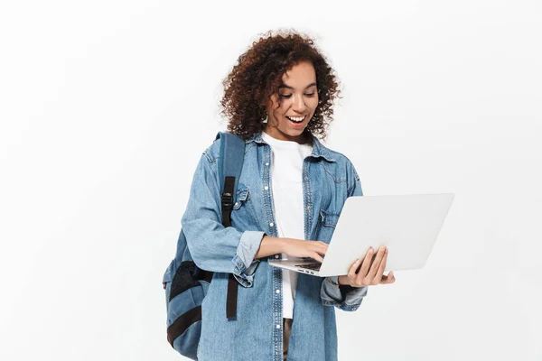 Porträt eines ziemlich fröhlichen, lässigen afrikanischen Mädchens — Stockfoto