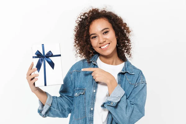 Retrato de una chica africana casual bastante alegre — Foto de Stock