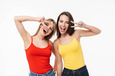 İki neşeli güzel genç kız izole