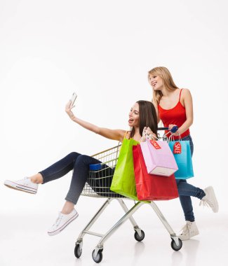 Birlikte alışveriş iki neşeli genç kız tam uzunlukta