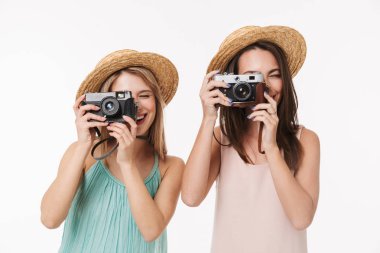 İki neşeli güzel genç kız izole