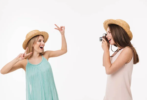 Två glada unga flickor bär sommarkläder — Stockfoto