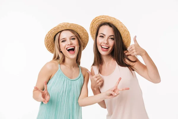 Dvě veselé mladé dívky nosí letní šaty — Stock fotografie