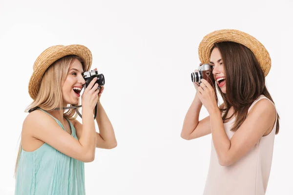 Twee vrolijke mooie jonge meisjes geïsoleerd — Stockfoto