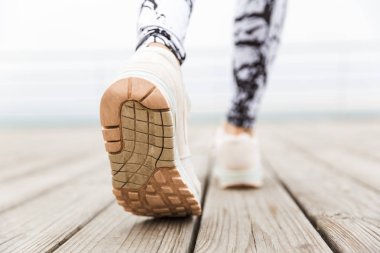 Bir kadının arka görünümüne yakın