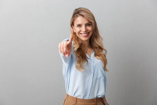 Photo de charmante femme d'affaires blonde avec de longs cheveux bouclés smili — Photo