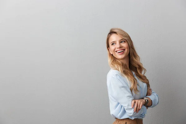 Foto av charmig blond affärskvinna med lång lockigt hår smili — Stockfoto