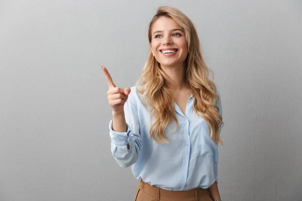 Foto de la seductora mujer de negocios rubia con el pelo rizado largo smil —  Fotos de Stock