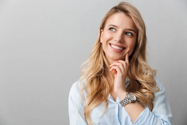 Photo de séduisante femme d'affaires blonde aux longs cheveux bouclés smili — Photo