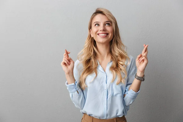 Foto de mulher de negócios loira elegante com longo sorriso cabelo encaracolado — Fotografia de Stock