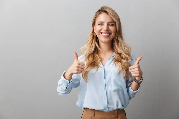 Foto de mulher de negócios loira feliz com longos cabelos encaracolados sorrindo — Fotografia de Stock