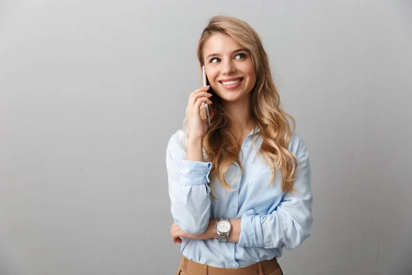 Foto van Kaukasische blonde zakenvrouw met lang krullend haar SMIL — Stockfoto