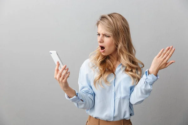 Foto de la tensa mujer de negocios desconcertada con el pelo largo rizado worryi — Foto de Stock