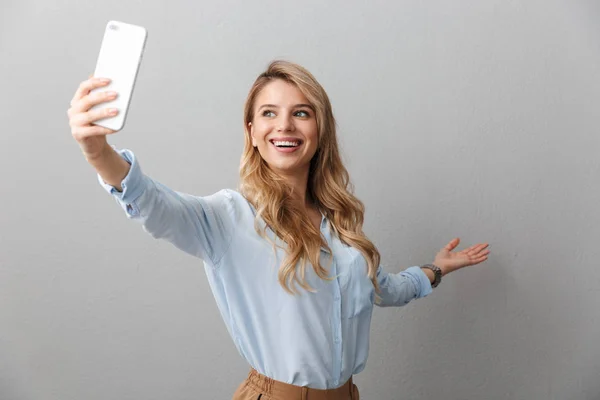 Foto van jonge blonde zakenvrouw met lang krullend haar glimlachend — Stockfoto