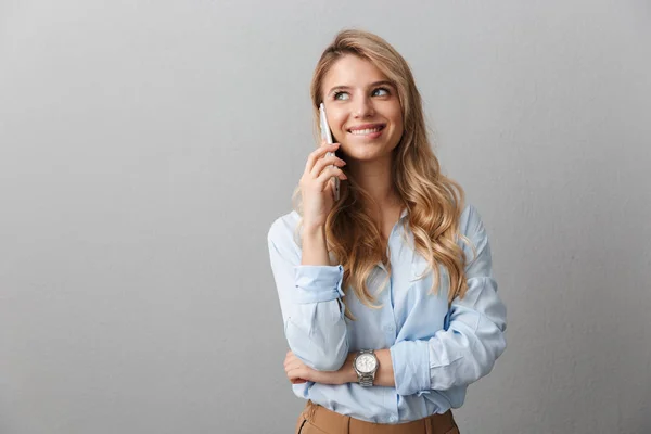 Foto de atractiva mujer de negocios rubia con el pelo rizado largo smi — Foto de Stock