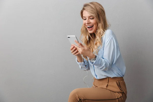 Foto van verleidelijke blonde zakenvrouw met lang krullend haar smili — Stockfoto