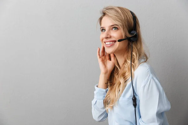 행복 한 젊은 예쁜 금발의 비즈니스 여자 포즈 고립 된 회색 벽 배경 착용 헤드폰 와 마이크. — 스톡 사진