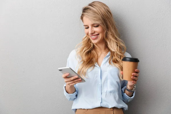 Aantrekkelijke jonge blonde zakenvrouw dragen shirt — Stockfoto