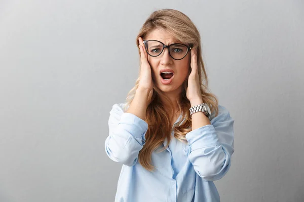 Foto de mulher de negócios loira ansiosa usando óculos grito — Fotografia de Stock