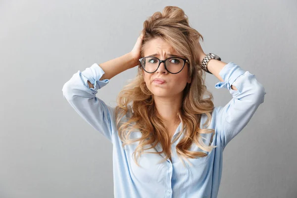 Photo de femme d'affaires triste réfléchie portant des lunettes screami — Photo