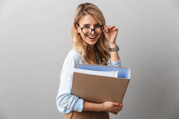 Фото чарівної блондинки секретарки в окулярах смайлик — стокове фото