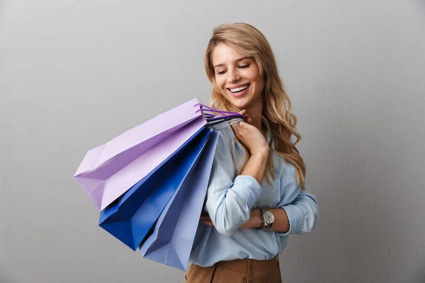 Foto di eccitata donna adorabile con lunghi capelli ricci sorridenti e — Foto Stock