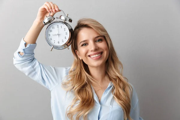 Foto van Kaukasische blonde vrouw 20s gekleed in shirt glimlachend WHI — Stockfoto