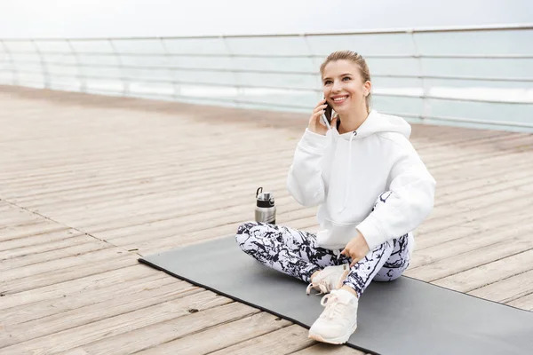 Attraktiv ung kvinna bär hoodie — Stockfoto