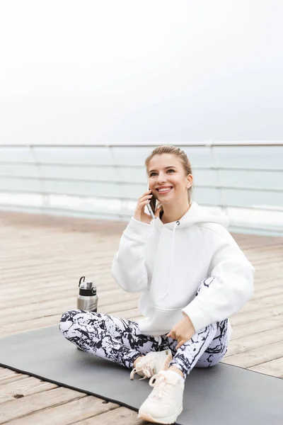 Atractiva joven deportista con sudadera con capucha —  Fotos de Stock