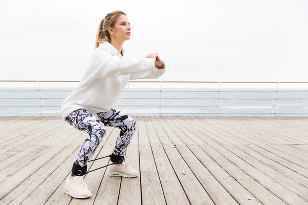 Attraktiv ung kvinna bär hoodie — Stockfoto