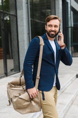 Çekici genç sakallı adam ceket yürüyüş giyiyor