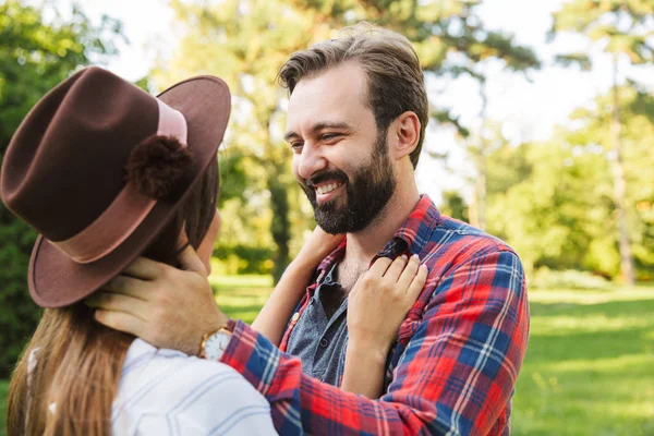 Hermosa pareja encantadora en el amor pasar tiempo — Foto de Stock