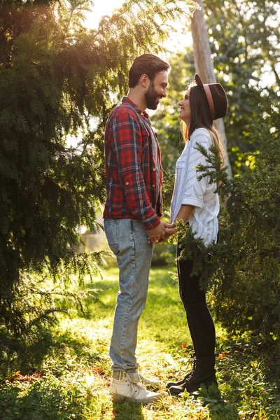 Yeşil parkta birbirlerine bakarken gülen mutlu çift erkek ve kadın görüntüsü — Stok fotoğraf