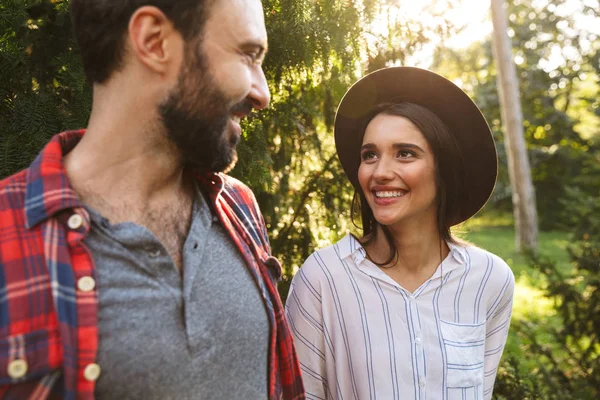 Beeld van mooie paar man en vrouw glimlachend terwijl ze naar elkaar kijken in Green Park — Stockfoto