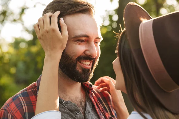 Glimlachend blij romantisch jong liefdevolle paar wandelen buitenshuis in een groen natuurpark bos zoenen. — Stockfoto