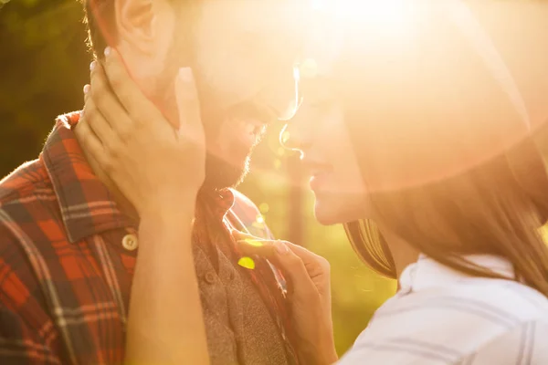 Alegre satisfeito romântico jovem casal amoroso andando ao ar livre em um verde natureza parque floresta beijando . — Fotografia de Stock